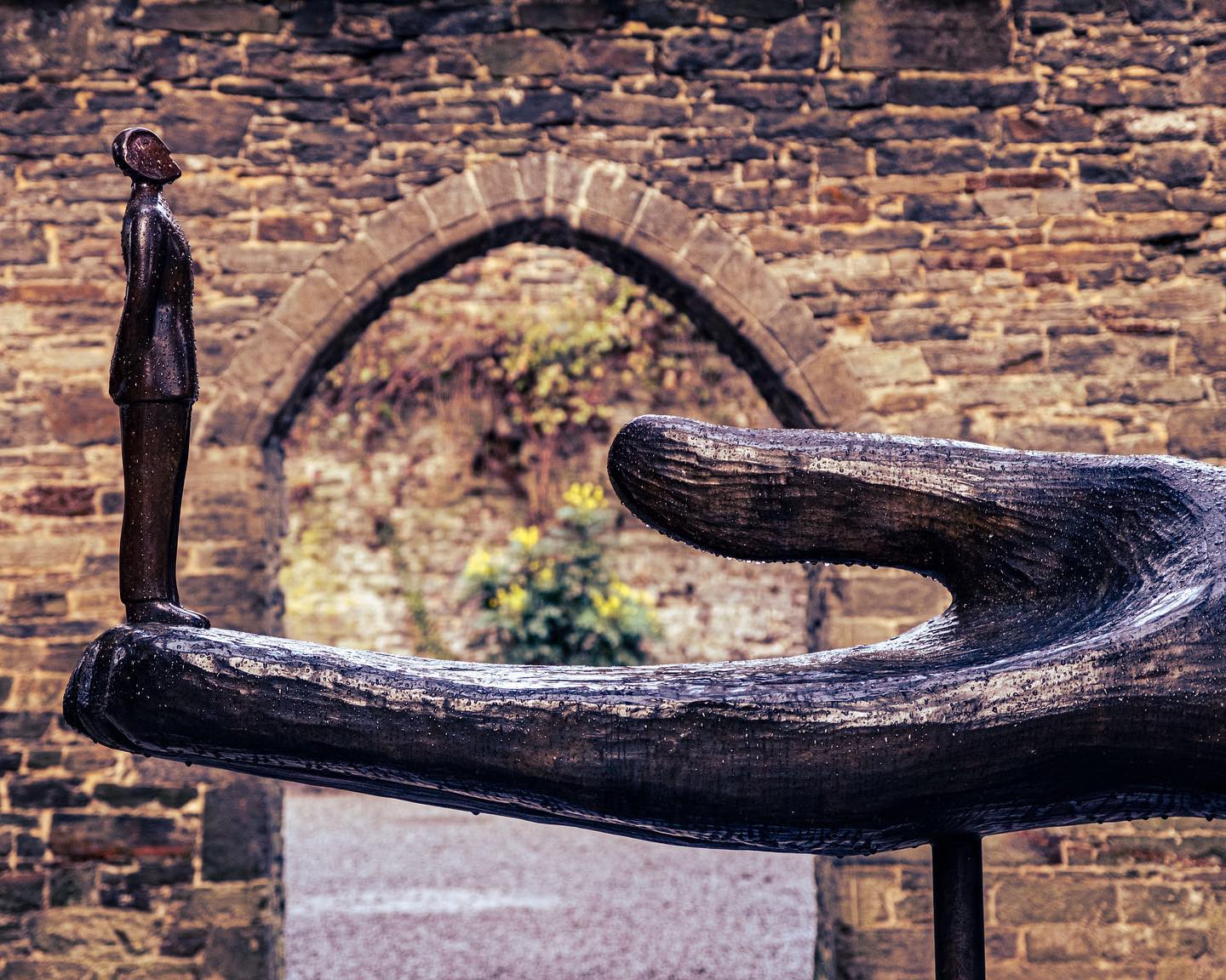 La Main Tendue. Sculpture by Jean-Michel Folon. Remember it throughout the year. 

#folon #belgium #artinbelgium