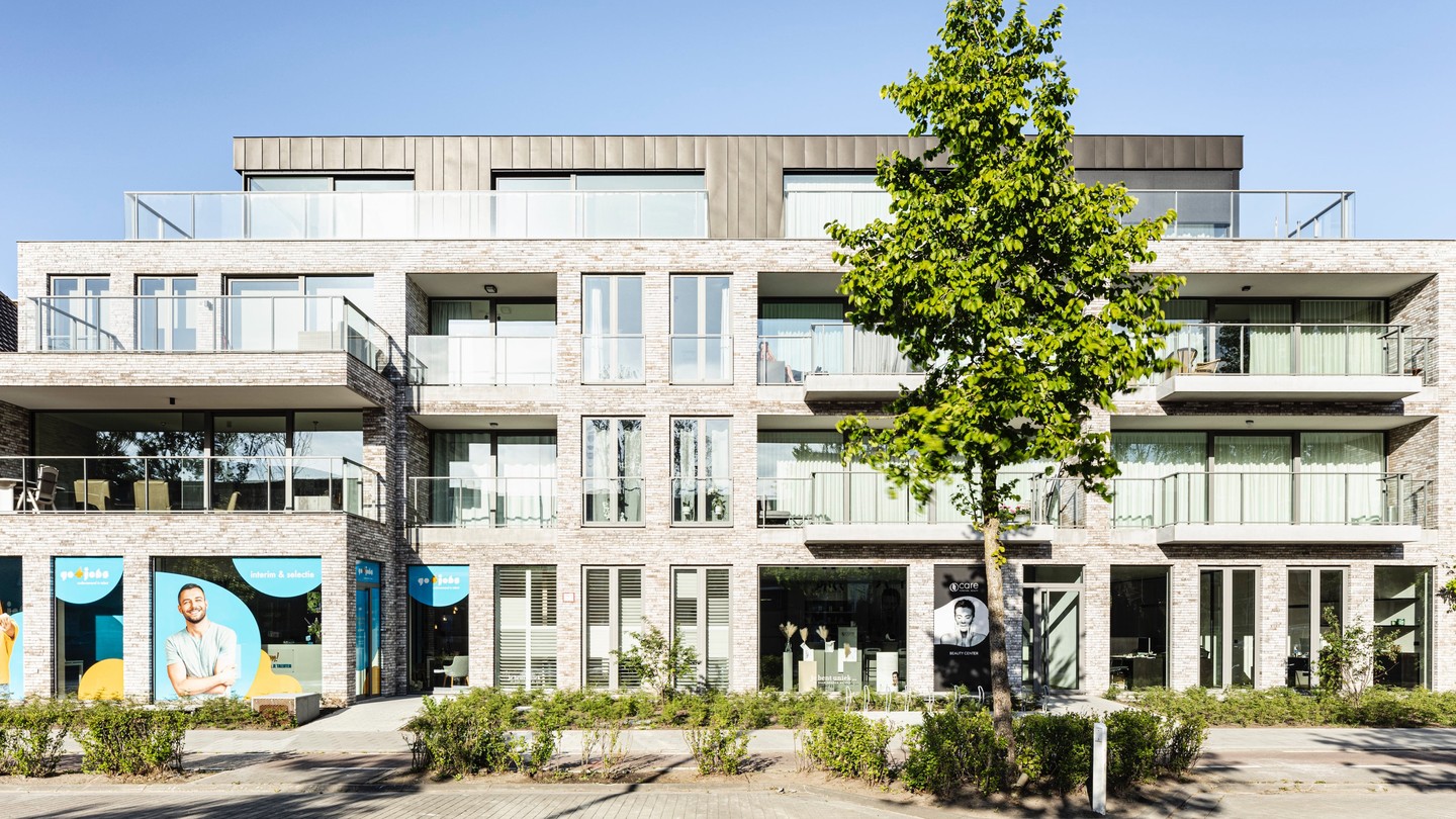 Residentie Albéric : shooting for @bultynck_kindt_architecten. 
Location : Brugge. 
The project includes 24 apartments and 2 commercial areas. 
For more info, visit: https://www.bultynck-kindt.com/albéric & https://www.ericbouvier.be/portfolio/residentie-alberic-brugge/?lang=nl
#architecturalphotography #architecturalphotographer #realestatephotography #realestatephotographer #architecturephoto #architecturephotography #buildingphotography #vastgoedfotografie #vastgoedfotograaf #amazingarchitecture #architecture_best #architecture_magazine #archdesign #architectureanddesign #archilover #architecturelover #architecturegram #newarchitecture