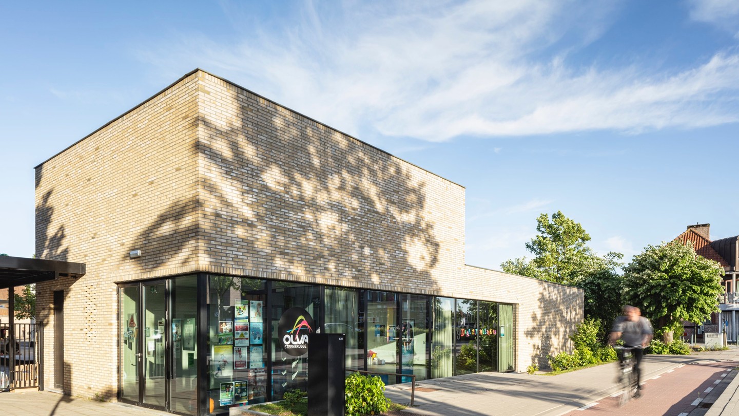 OLVA Steenbrugge : shooting for @bultynck_kindt_architecten. 
Kindergarten and primary school. Location: Oostkamp (Brugge). 
The project consists of the extension and renovation including the rebuilding of the lobby area and secretariat and the extension of 4 kindergarten classrooms. 
For more info, visit: https://www.bultynck-kindt.com/olva-steenbrugge & https://www.ericbouvier.be/portfolio/olva-steenbrugge-brugge/?lang=nl
#architecturalphotography #architecturalphotographer #realestatephotography #realestatephotographer #architecturephoto #architecturephotography #buildingphotography #vastgoedfotografie #vastgoedfotograaf #amazingarchitecture #architecture_best #architecture_magazine #archdesign #architectureanddesign #archilover #architecturelover #architecturegram #newarchitecture #architecturenow #aplusarchitectureinbelgium